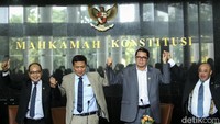 Anggota DPR Supriansa, Habiburokhman, Arteria Dahlan, dan Aboe Bakar Al Habsyi bergandengan tangan saat memberikan keterangan pers terkait putusan MK yang menolak gugatan sistem pemilu sehingga Pemilu 2024 dilaksanakan dengan sistem proporsional terbuka di Gedung Mahkamah Agung, Jakarta, Kamis (15/6/2023).  