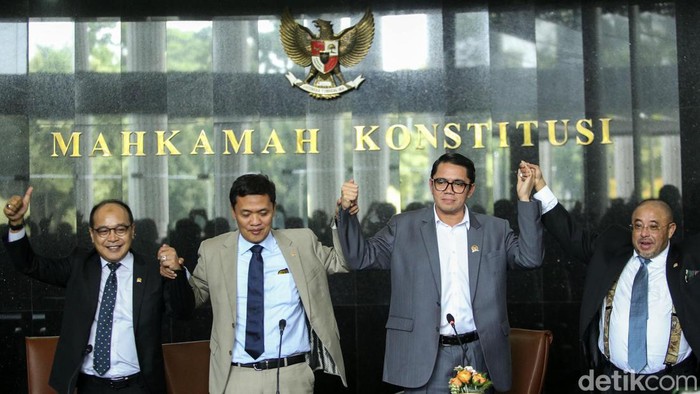 Anggota DPR Apresiasi Putusan MK Pemilu Tetap Coblos Caleg Anggota DPR Supriansa, Habiburokhman, Arteria Dahlan, dan Aboe Bakar Al Habsyi bergandengan tangan saat memberikan keterangan pers terkait putusan MK yang menolak gugatan sistem pemilu sehingga Pemilu 2024 dilaksanakan dengan sistem proporsional terbuka di Gedung Mahkamah Agung, Jakarta, Kamis (15/6/2023).