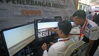 Pengunjung mencoba simulator helikopter dalam ajang Heli Expo Asia 2023 di Cengkareng Heliport Bandara Soekarno Hatta, Tangerang, Banten, Kamis (15/6/2023).