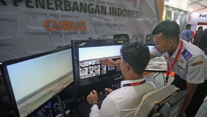 Pengunjung melihat helikopter yang dipamerkan di ajang Heli Expo Asia 2023 di Cengkareng Heliport Bandara Soekarno Hatta, Tangerang, Banten, Kamis (15/6/2023). Pameran yang berlangsung hingga Minggu (18/6) tersebut menghadirkan berbagai model helikopter serta menjadi ajang jual beli helikopter. ANTARA FOTO/Muhammad Iqbal/nym.