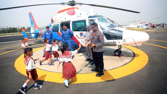 Pengunjung melihat helikopter yang dipamerkan di ajang Heli Expo Asia 2023 di Cengkareng Heliport Bandara Soekarno Hatta, Tangerang, Banten, Kamis (15/6/2023). Pameran yang berlangsung hingga Minggu (18/6) tersebut menghadirkan berbagai model helikopter serta menjadi ajang jual beli helikopter. ANTARA FOTO/Muhammad Iqbal/nym.