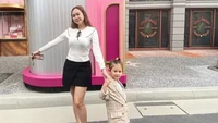 Blouse putih dan rok pendek berwarna hitam digunakan Aura Kasih saat liburan bersama sang buah hati. Foto: Instagram Aura Kasih
