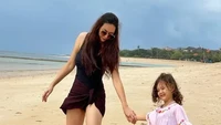 Aura Kasih saat mengenakan tanktop hitam untuk bermain di pantai. Foto: Instagram Aura Kasih