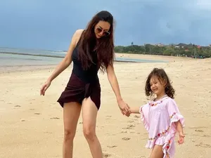 Jadi Inspirasi Mama Muda, 7 OOTD Aura Kasih saat Momong Anak