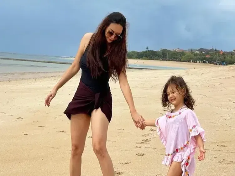 Jadi Inspirasi Mama Muda, 7 OOTD Aura Kasih saat Momong Anak