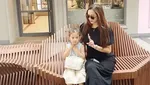 Jadi Inspirasi Mama Muda, 7 OOTD Aura Kasih saat Momong Anak