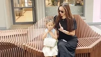 Dress hitam yang simple juga bisa terlihat keren saat Aura Kasih menemani anaknya ke mall. Foto: Instagram Aura Kasih