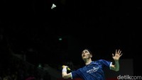 Axelsen memenangi gim pertama dengan skor 21-8.  