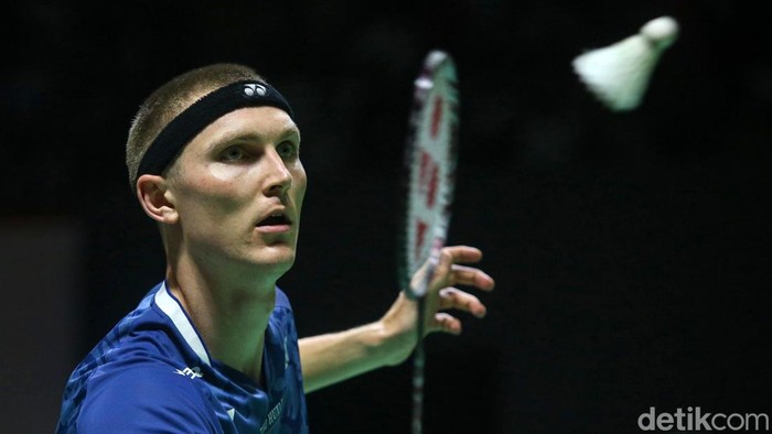 Pebulutangkis tunggal putra asal Denmark Viktor Axelsen bertemu dengan pebulutangkis tunggal putra China Taipei Wang Tzu Wei dalam babak 16 besar Indonesia Open 2023 di Istora Senayan, Jakarta, Kamis (15/6/2023). Dalam pertandingan ini Viktor Axelsen yang merupakan peringkat 1 dunia ini menang mudah 2 gim langsung 21-8 dan 21-13. Grandyos Zafna/detikcom