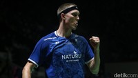 Axelsen merayakan kemenangan.  