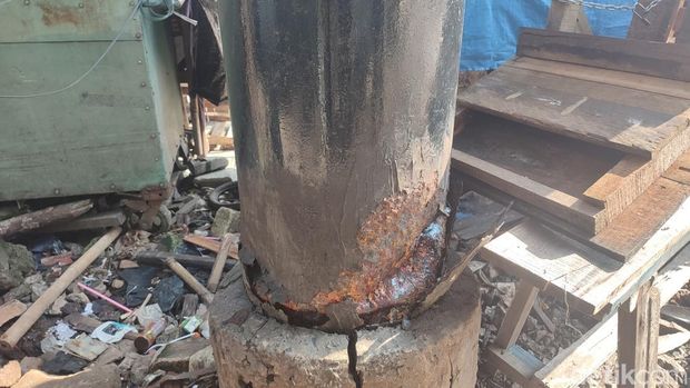 Baliho raksasa di Bogor miring.