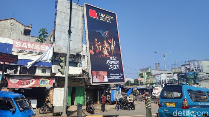 Baliho raksasa di Bogor miring.