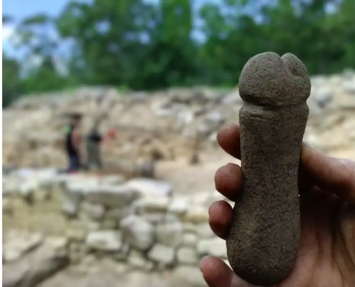 Batu asahan berbentuk peniss