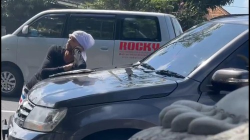 Bule AS yang mengadang dan merrusak mobil kepala SPN Polda Bali di Jalan Bypass Ngurah Rai, Denpasar, Bali, Rabu (14/6/2023).