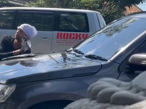 Bule Cegat dan Rusak Mobil Polisi di Bali Bakal Dideportasi!