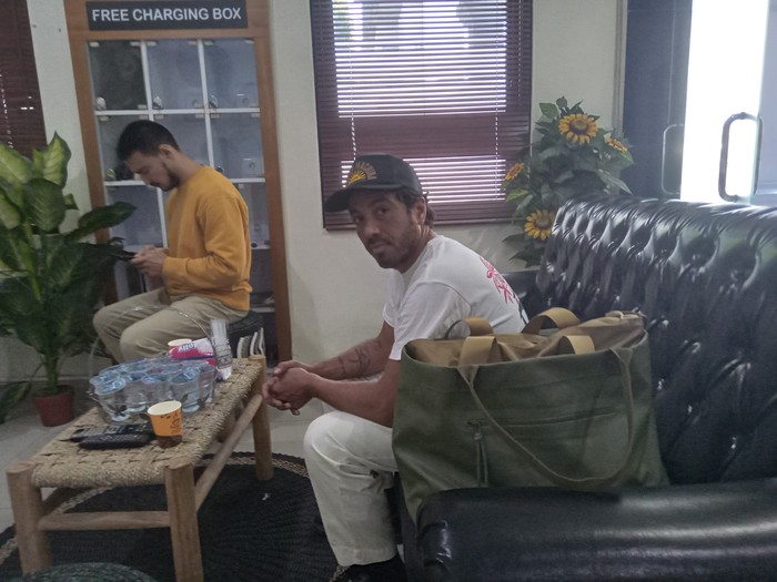 Jared Brendan Mell, bule AS yang mengemudikan angkot di jalanan Bali, dideportasi. Ia dijerat pasal soal membahayakan keamanan dan ketertiban umum.