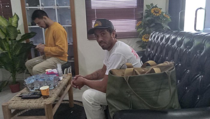 Jared Brendan Mell, bule AS yang mengemudikan angkot di jalanan Bali, dideportasi. Ia dijerat pasal soal membahayakan keamanan dan ketertiban umum.