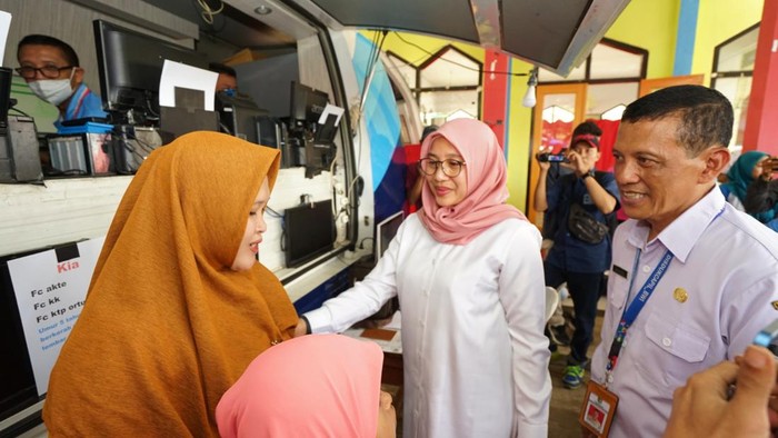 Bupati Banyuwangi Ipuk Fiestiandani saat ngantor di desa ujung selatan.