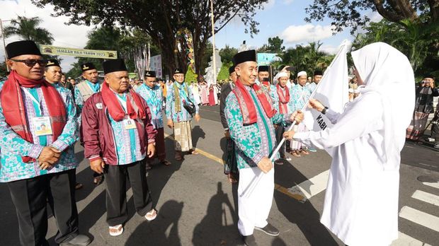 Bupati Ipuk melepas CJH Banyuwangi