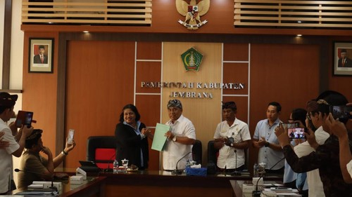 Bupati Jembrana I Nengah Tamba saat menerima legal opinion (LO) dari Kepala Kejaksaan Negeri (Kajari) Jembrana Salomina Meyke Saliama di Kantor Bupati Jembrana, Kamis (15/6/2023). (dok. Pemkab Jembrana)