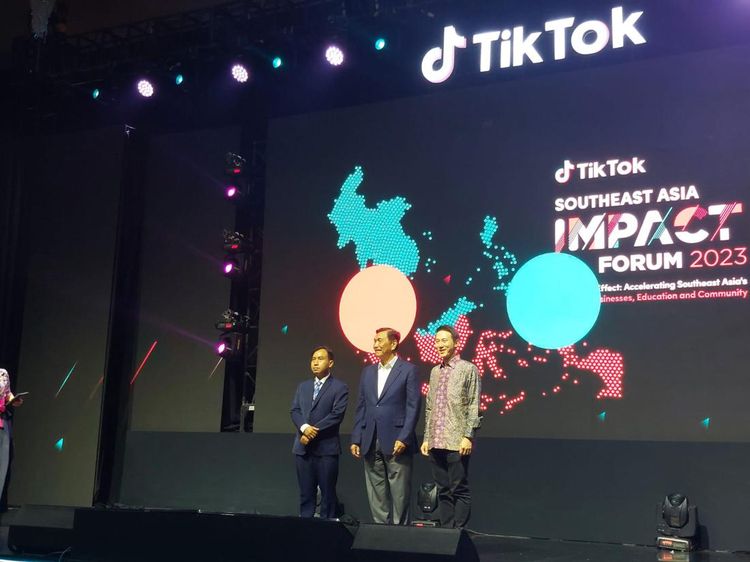Saat Bos TikTok Ajak Luhut Bikin Konten di Atas Panggung