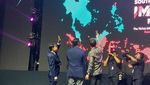 Saat Bos TikTok Ajak Luhut Bikin Konten di Atas Panggung