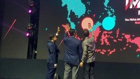 Dalam momentum tersebut, Bos Besar TikTok ini mengenakan pakaian berupa kemeja batik dengan aksen warna coklat perunggu dan ungu. Ia dan Luhut pun menyempatkan diri untuk selfie dan membuat video TikTok bersama di atas panggung. Foto: Shafira Cendra Arini/detikcom