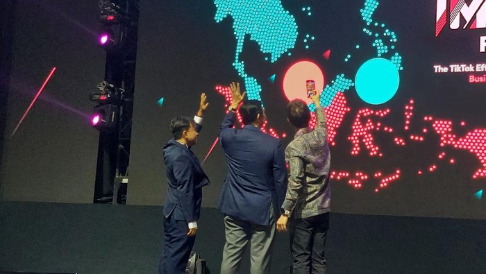 CEO TikTok Shou Zi Chew ajak Menko Marves Luhut Binsar Pandjaitan Bikin Konten CEO TikTok Shou Zi Chew ajak Menko Marves Luhut Binsar Pandjaitan Bikin Konten