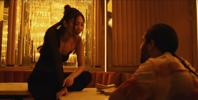 Episode kedua The Idol menghadirkan plot twist karena Jennie BLACKPINK ternyata punya hubungan rahasia dengan The Weeknd dan berkhianat dari Lily-Rose Depp. Dia tampil misterius memakai busana serba hitam. Foto: Instagram