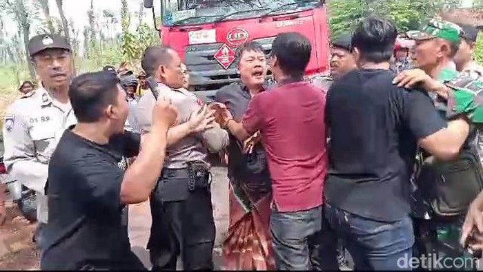 Demo warga Tuban