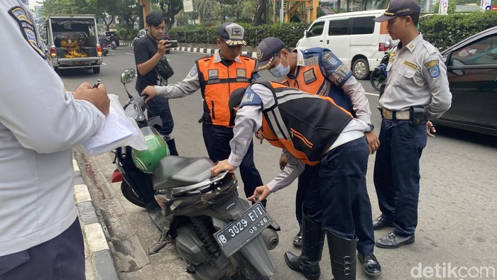 Dishub gembosi motor parkir liar di Jln Margonda, Depok (Devi Puspitasari/detikcom)