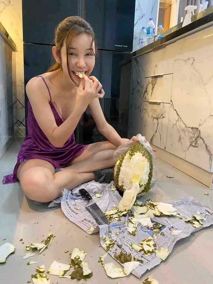 Wanita ini mengupas durian dengan cara yang salah seperti mengupas kelapa