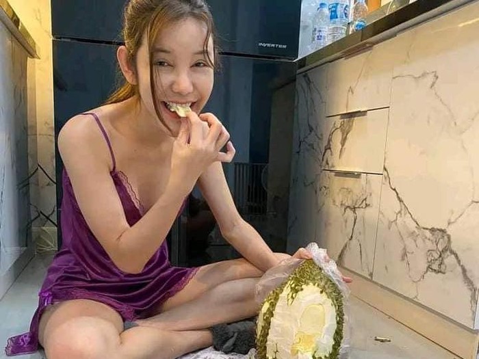 Wanita ini mengupas durian dengan cara yang salah seperti mengupas kelapa