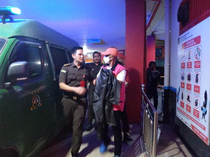 Eks Pjs PT MNC Sekuritas saat akan ditahan di Lapas Jambi