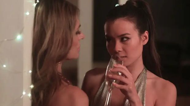Adegan Elizabeth Hurley dan Pear Chiravara di Strictly Confidential (2023).