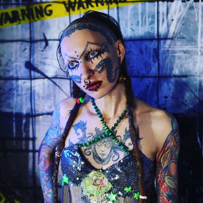 Evgeniia Ksovreli-Knoott adalah wanita yang terobsesi dengan tato dan modifikasi tubuh. Bukan hanya jumlahnya banyak, Evgeniia menempatkan gambar pada bagian wajahnya. Foto: Instagram