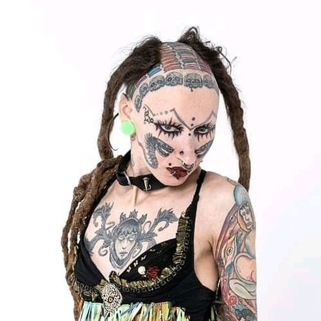 Penampilan ekstremnya itu pun dikatakan pernah membuat sang ibu sampai menangis. Anaknya sendiri bahkan menganggap jika penampilan itu membuatnya tampak jelek. Foto: Instagram