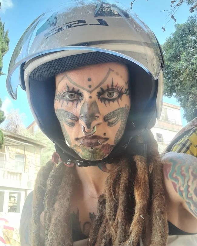 Karena itu, kini Evgeniia memilih untuk tinggal di Tel Aviv, Israel di mana ia mendapat lebih sedikit serangan. Ia pun semakin terdorong untuk melanjutkan transformasinya sampai terlihat seperti sekarang. Wanita itu bercita-cita untuk membuat gusinya hitam.Foto: Instagram