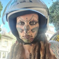 Karena itu, kini Evgeniia memilih untuk tinggal di Tel Aviv, Israel di mana ia mendapat lebih sedikit serangan. Ia pun semakin terdorong untuk melanjutkan transformasinya sampai terlihat seperti sekarang. Wanita itu bercita-cita untuk membuat gusinya hitam.Foto: Instagram