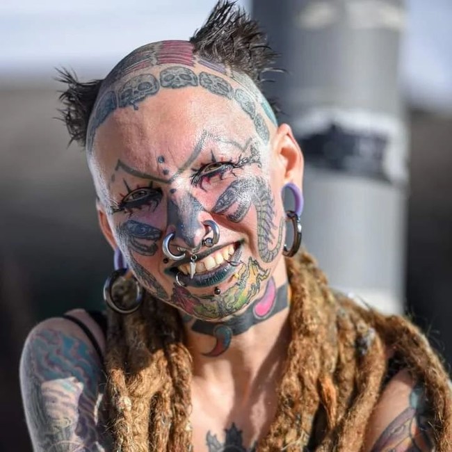 Meski puas dengan tatonya tentu penampilan tersebut bukan tanpa pengorbanan. Wanita asal Rusia itu mengaku harus menerima komentar dan berlakuan negatif setiap hari. Reaksi di jalan sangat negatif. Aku di-bully dan dihina setiap hari di mana pun, kata ibu satu anak itu.Foto: Instagram