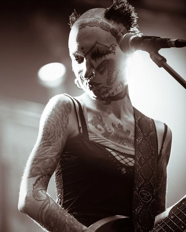 Salah satu hal yang membuat penampilannya jadi ekstrem adalah tato di wajah. Gambar tersebut memang tidak terlihat indah bagi kebanyakan orang. Kebanyakan temanku berkata dulu aku lebih cantik tanpa tato di wajah, ujarnya. Foto: Instagram