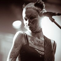 Salah satu hal yang membuat penampilannya jadi ekstrem adalah tato di wajah. Gambar tersebut memang tidak terlihat indah bagi kebanyakan orang. Kebanyakan temanku berkata dulu aku lebih cantik tanpa tato di wajah, ujarnya. Foto: Instagram