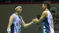 Fajar/Rian menangi gim pertama 21-14 dan menangi gim kedua 21-17.
