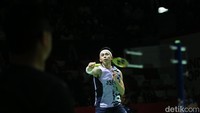 Fajar/Rian awali gim pertama dengan ambil kendali. Mereka unggul 5-2, terus jaga jarak 9-5, dan capai interval 11-9. Ren Xiang Yu/Tan Qiang coba mendekat, samakan kedudukan 11-11. Selanjutnya Fajri tidak terbendung untuk ngebut 18-13 dan menangi gim pertama 21-14.