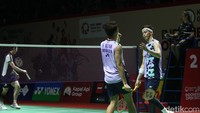 Fajar/Rian jaga momentumnya di gim kedua. Mereka ambil kendali lagi, untuk memimpin 5-2. Fajar/Rian makin nyaman dengan jarak 9-3. Selanjutnya capai interval dengan 11-5. Fajri sulit terkejar, lagi-lagi lebarkan jarak 15-9. Ganda papan atas dunia itu terus menjauh 18-12. Ren Xiang Yu/Tan Qiang tidak patah arang, mereka mendekat 16-18. Namun Fajar/Rian akhirnya sudahi laga dengan kemenangan 21-17.