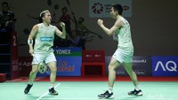 Aaron Chia dan Soh Wooi Yik merayakan kemenangan.