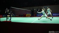 Ganda putra Malaysia Aaron Chia/Soh Wooi Yik bertanding melawan ganda putra Korsel Kim Won Ho/Choi Sol Gyu di babak 16 besar Indonesia Open 2023 yang dihelat di Istora Senayan, Jakarta, Kamis (15/6).  
