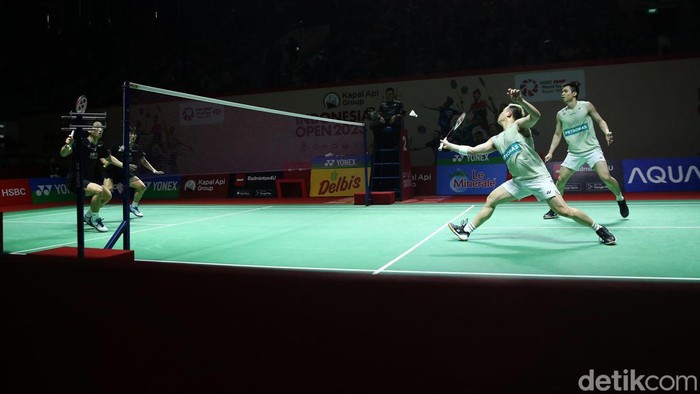 Ganda putra Malaysia Aaron Chia/Soh Wooi Yik berhasil mengalahkan ganda putra Korsel Kim Won Ho/Choi Sol Gyu di Istora Senayan, Jakarta, Kamis (15/6). Pebulutangkis ganda putra nomor dua dunia itu pun melaju ke babak 8 besar Indonesia Open 2023.