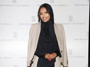 Dulu Pensiun Demi Agama, Gaya Hijab Halima Aden Kini Dikritik, Pamer Rambut