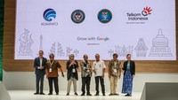 Google menggandeng 4 mitra utama dalam penyebaran beasiswa GCC tersebut yakni Kementerian Komunikasi dan Informatika (Kominfo), Kementerian Pariwisata dan Ekonomi Kreatif (Kemenparekraf), Badan Siber dan Sandi Negara (BSSN), dan Telkom Indonesia. Managing Director Google Indonesia Randy Jusuf (kiri) berbincang dengan Vice President Global Strategi Partnership Telkom Indonesia Imam Rijanto (kedua kiri), Direktur Tata Kelola Digital Kemenparekraf Yuana Rochma (ketiga kiri), Kepala Badan Litbang SDM Kemenkominfo Hary Budiarto (tengah), Ketua Tim Penyelarasan Kerjasama Nasional BSSN Christyanto Noviantoro (ketiga kanan), Direktur Kebijakan Publik dan Hubungan Pemerintah Google Indonesia Putri Alam (kanan).